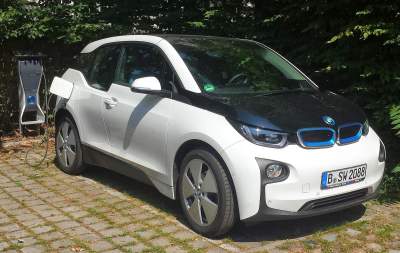 Jak ładować auto elektryczne w domu? Gniazdko, siła i wallbox krok po kroku