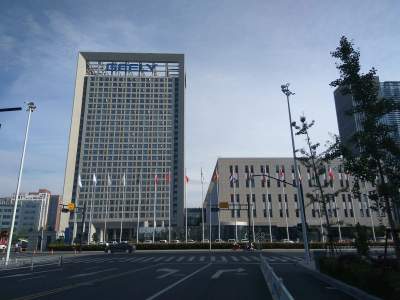 Geely zapowiada ogniwa solid-state 500 Wh/kg. Pilotaż w autach grupy w 2027 roku