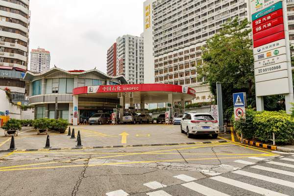 Sinopec wymienił dystrybutory na ładowarki BYD 1500 kW. Stacja bierze z sieci 100 kW
