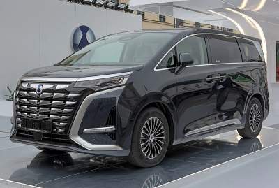Denza D9 w Wielkiej Brytanii od 75 tys. funtów. Luksusowy van BYD tańszy od Lexusa LM