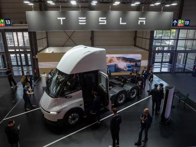 Tesla Semi dla Europy: 550 km zasięgu przy 40 tonach, dostawy od 2027 r.