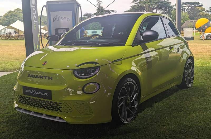 Abarth 500e — elektryczny samochód, ujęcie z przodu