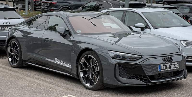 Audi RS e-tron GT (po liftingu 2024) — elektryczny fastback, kolor antracytowy, widok z przodu/boku