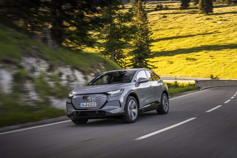 Audi Q4 Sportback e-tron w kolorze Pebble grey na krętej górskiej drodze