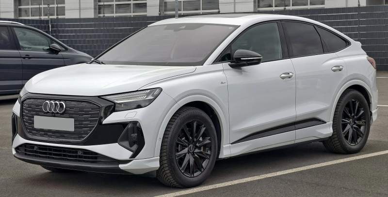 Audi Q4 Sportback e-tron S line (facelift 2026) — elektryczny SUV coupé, kolor biały, widok z przodu