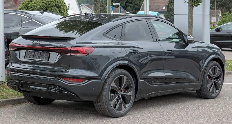 Audi Q6 Sportback e-tron — elektryczny SUV coupé, kolor szary, widok z tyłu/boku