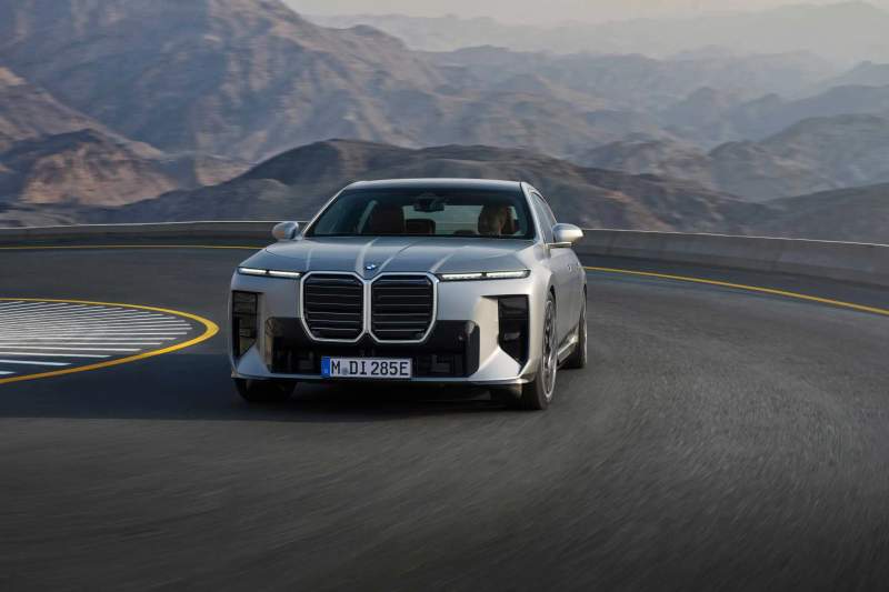 BMW i7 xDrive60 — elektryczna limuzyna klasy luksusowej