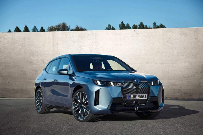 BMW iX xDrive60 w kolorze Arctic Race Blue Metallic