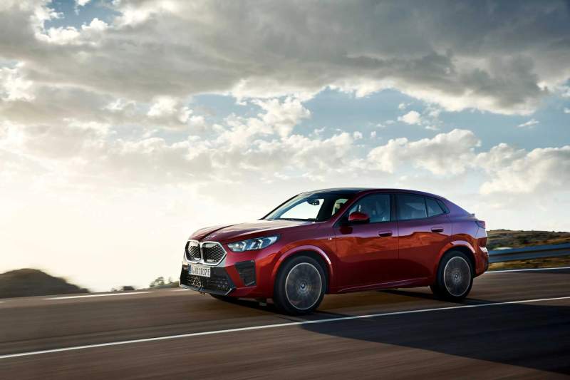 BMW iX2 xDrive30 w jeździe