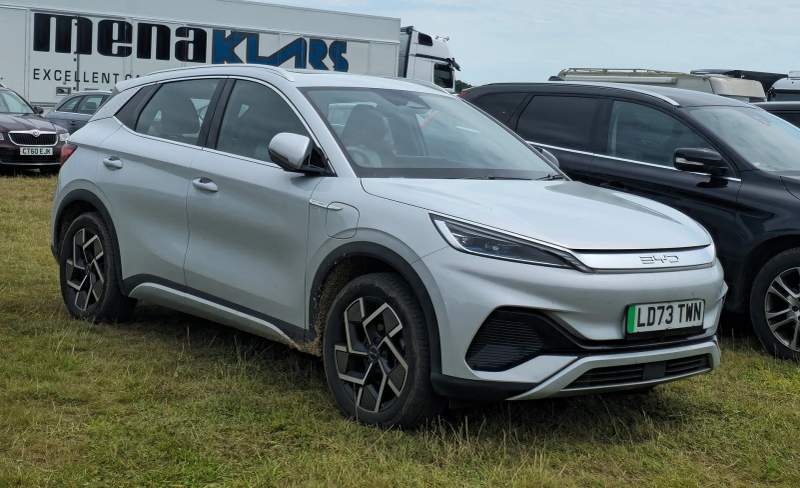 BYD Atto 3 — kompaktowy elektryczny crossover w kolorze niebieskim