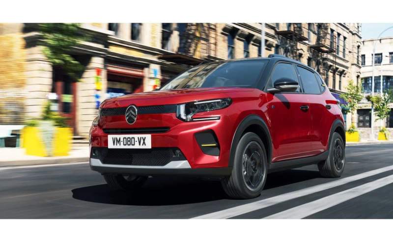Citroën ë-C3 w kolorze czerwonym — jazda ulicą miejską