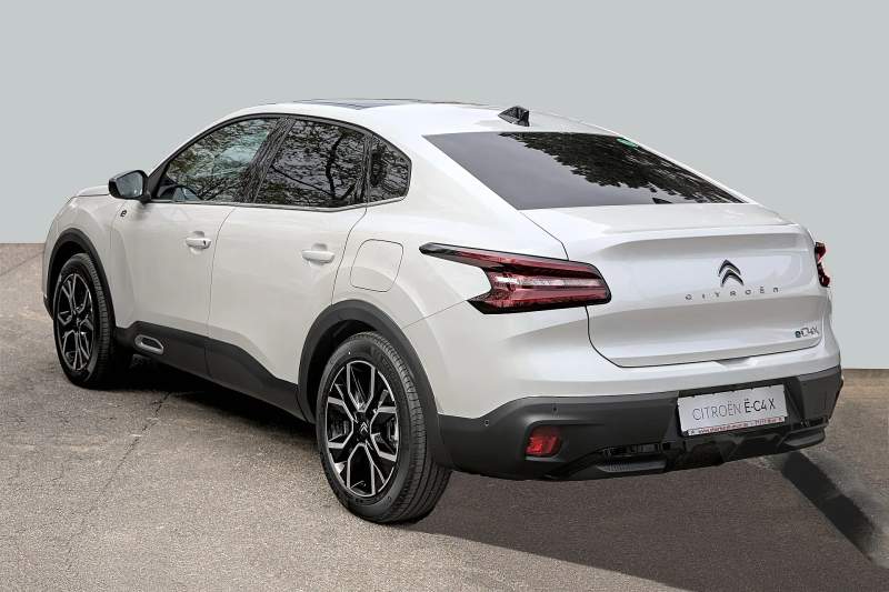 Citroën ë-C4 X w bieli, ujęcie od tyłu w trzech czwartych, z widocznym emblematem ë-C4 X na klapie bagażnika