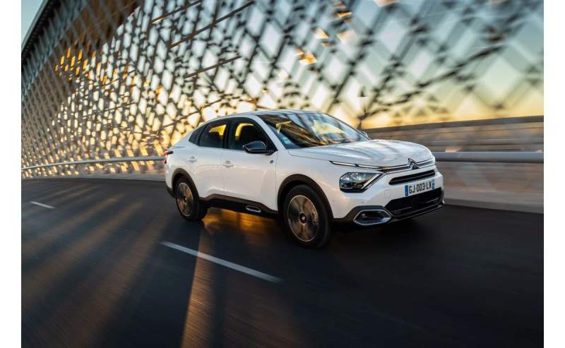Citroën ë-C4 w kolorze białym — jazda w ruchu na moście