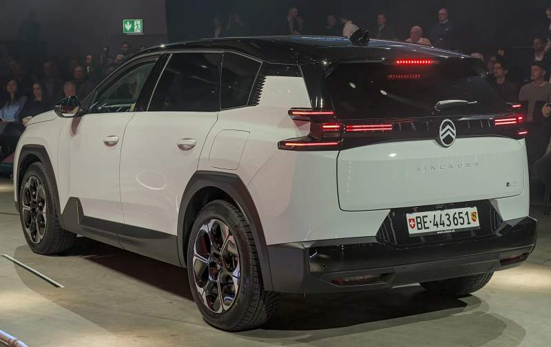 Citroën ë-C5 Aircross nowej generacji w jasnym kolorze, ujęcie od tyłu w trzech czwartych na salonie Auto Zürich 2025