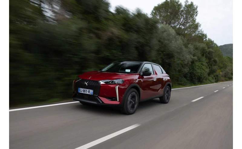 DS 3 E-Tense w kolorze bordowym — jazda drogą wśród drzew