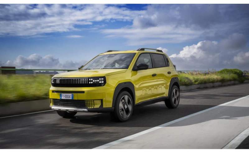 Fiat Grande Panda w kolorze żółtym — jazda drogą ekspresową