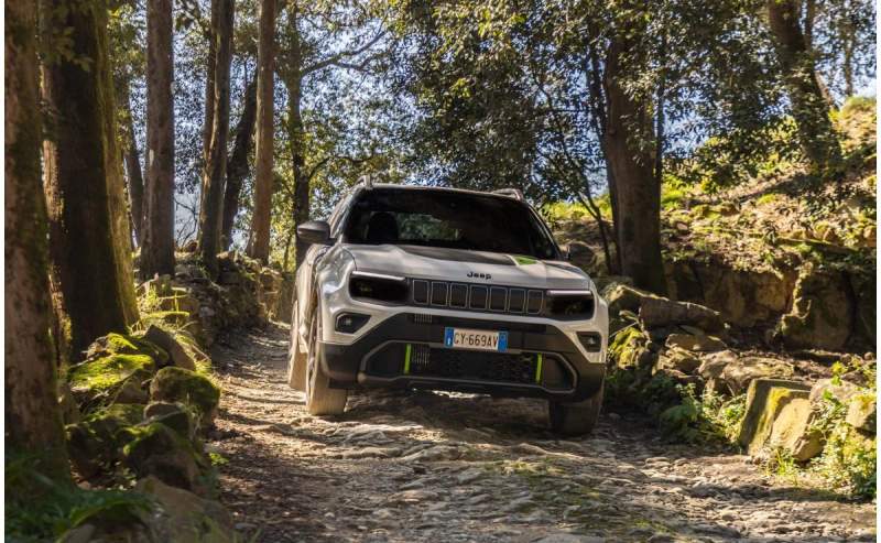 Jeep Avenger w kolorze białym — jazda leśną drogą terenową