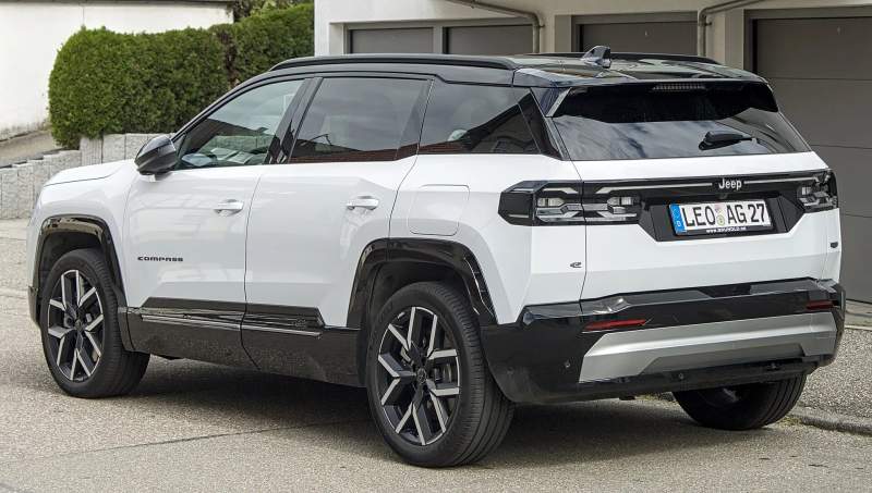 Jeep Compass (elektryczny) — elektryczny samochód, ujęcie z tyłu