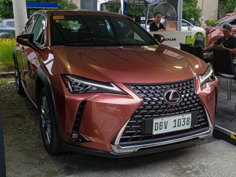 Lexus UX 300e w kolorze Sonic Copper — zdjęcie ze zbiorów Wikimedia Commons