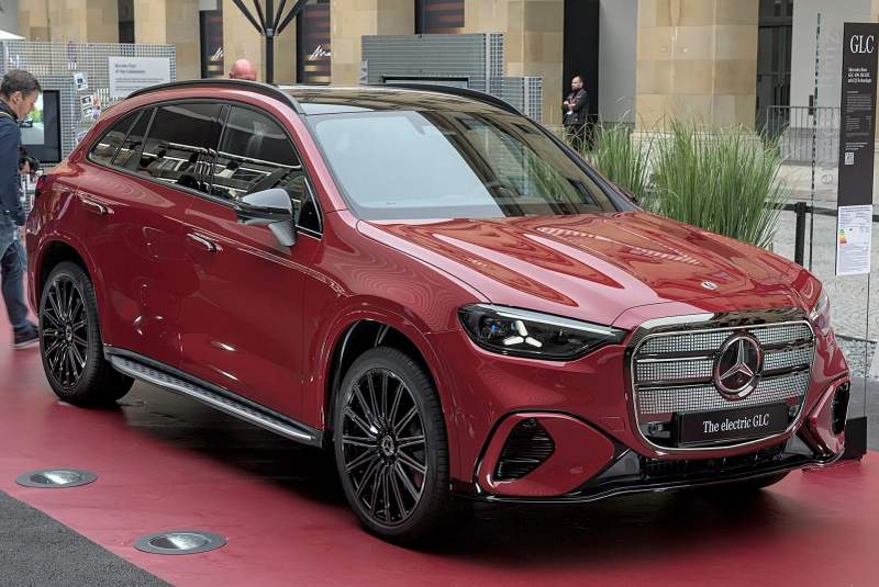 Czerwony Mercedes-Benz GLC w wersji elektrycznej z napisem „The electric GLC" na atrapie chłodnicy