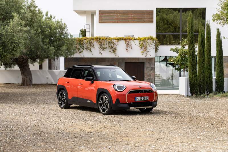 MINI Aceman SE (wersja Favoured, kolor Rebel Red) — widok zewnętrzny