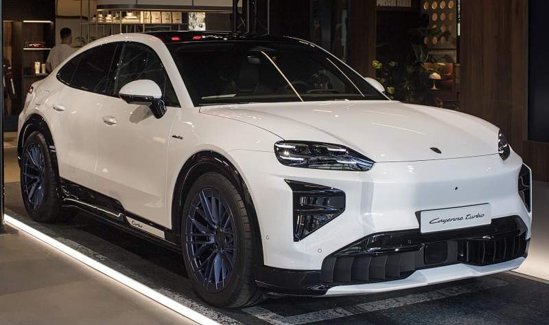 Porsche Cayenne Coupé Electric Turbo — elektryczny SUV coupé, kolor biały, widok z przodu/boku
