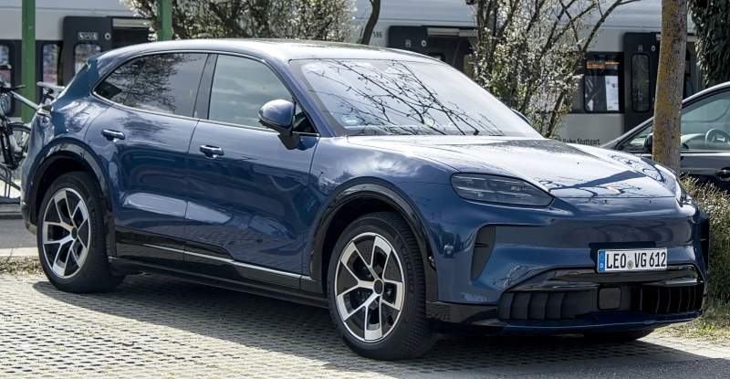 Porsche Cayenne Electric — elektryczny samochód, ujęcie z przodu