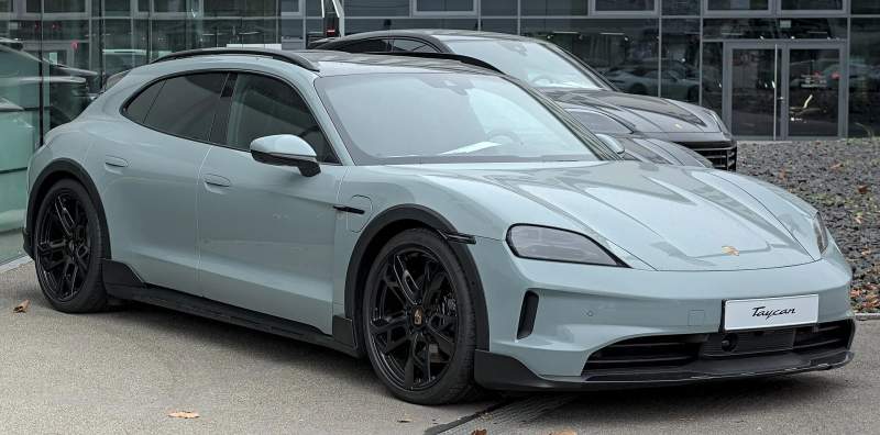 Porsche Taycan Cross Turismo — elektryczne kombi crossover, kolor srebrno-szary, widok z przodu/boku