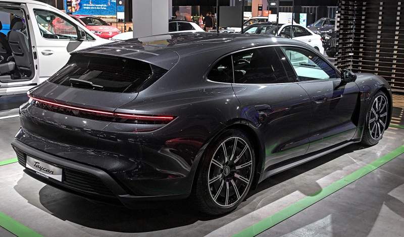 Porsche Taycan Sport Turismo na Auto Zürich 2023 — zdjęcie ze zbiorów Wikimedia Commons