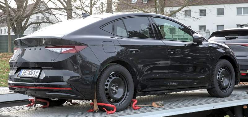 Škoda Enyaq Coupé — elektryczny SUV coupé, kolor czarny, widok z tyłu/boku