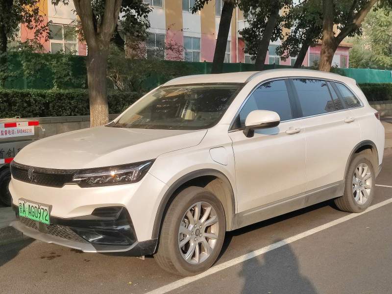 Skywell ET5 — duży elektryczny SUV w salonie samochodowym
