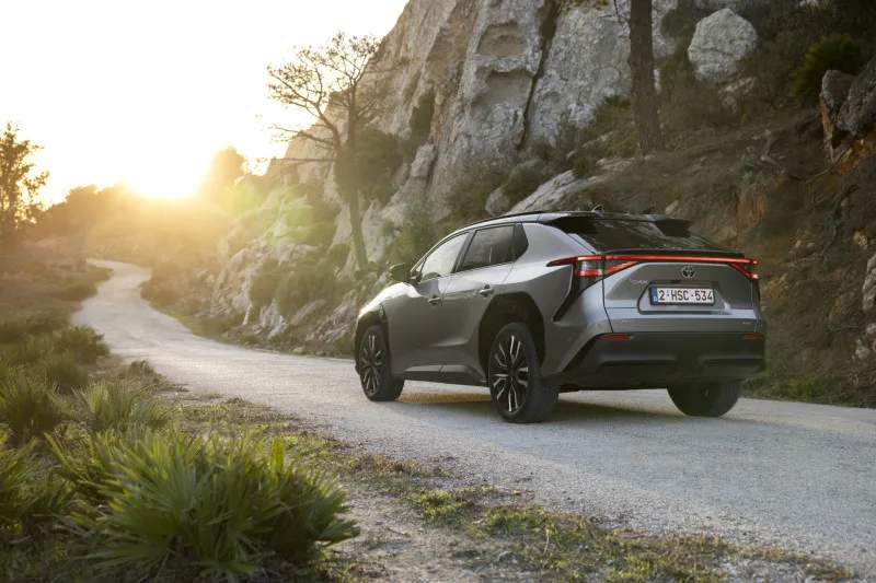 Toyota bZ4X AWD w kolorze Precious Metal — zdjęcie dynamiczne