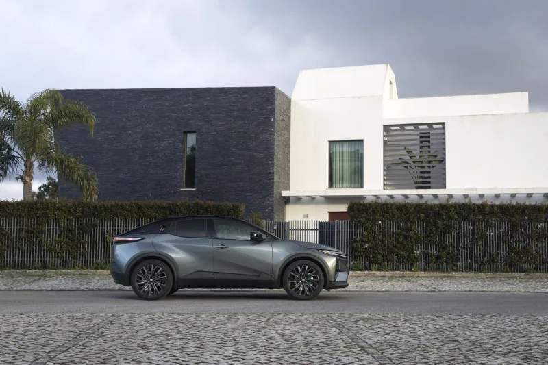 Toyota C-HR+ w kolorze Mineral — zdjęcie statyczne z boku