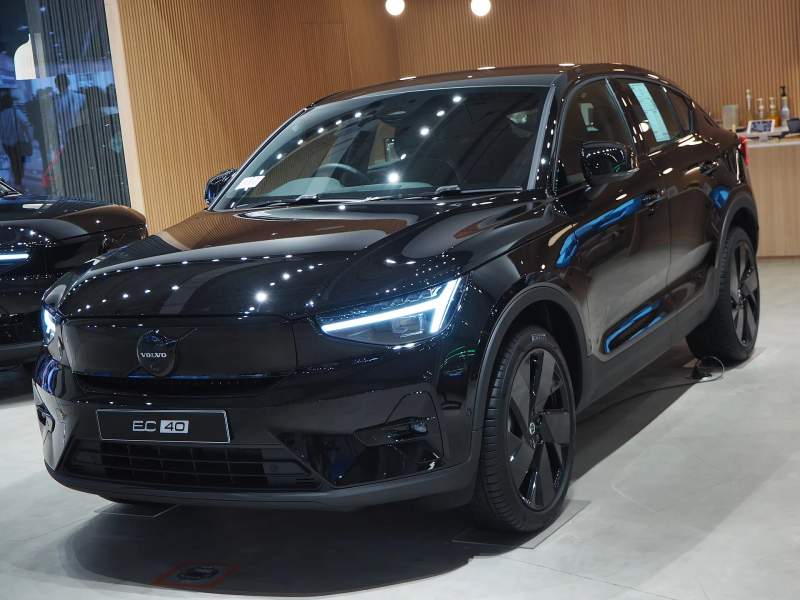 Volvo EC40 — elektryczny crossover coupé, ujęcie z przodu