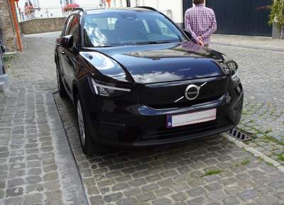 Volvo EX40 po liftingu: w Polsce od 211 900 zł, ładowanie do 205 kW