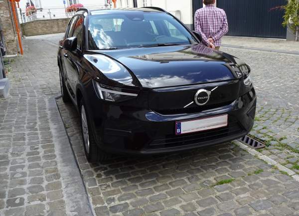 Volvo EX40 po liftingu: w Polsce od 211 900 zł, ładowanie do 205 kW