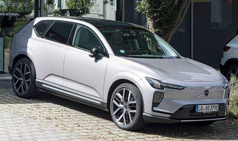 Volvo EX60 — elektryczny samochód, ujęcie z przodu