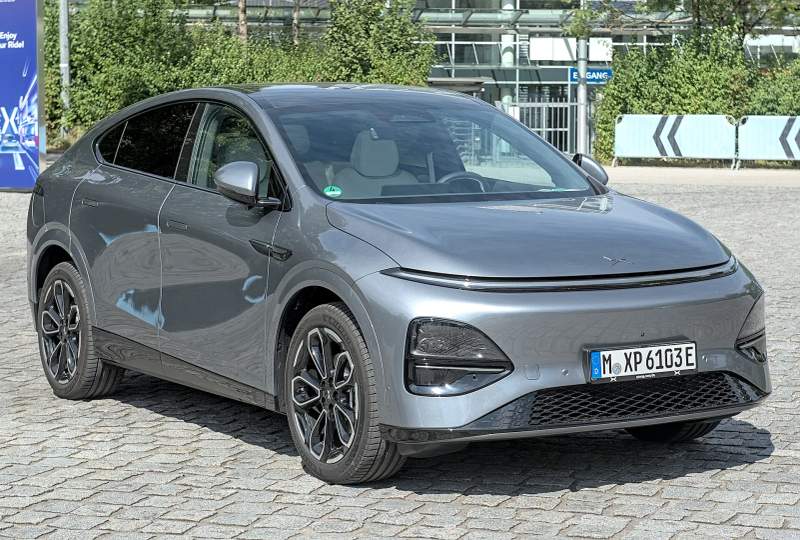 Srebrny Xpeng G6 na parkingu, ujęcie od przodu w trzech czwartych