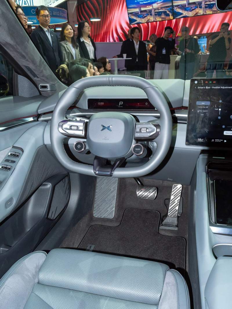 Xpeng P7 — aerodynamiczny elektryczny sedan w kolorze szarym